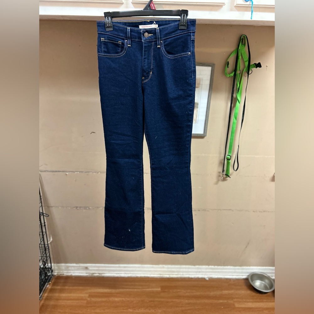Size 6. Levi. Straight leg jeans.